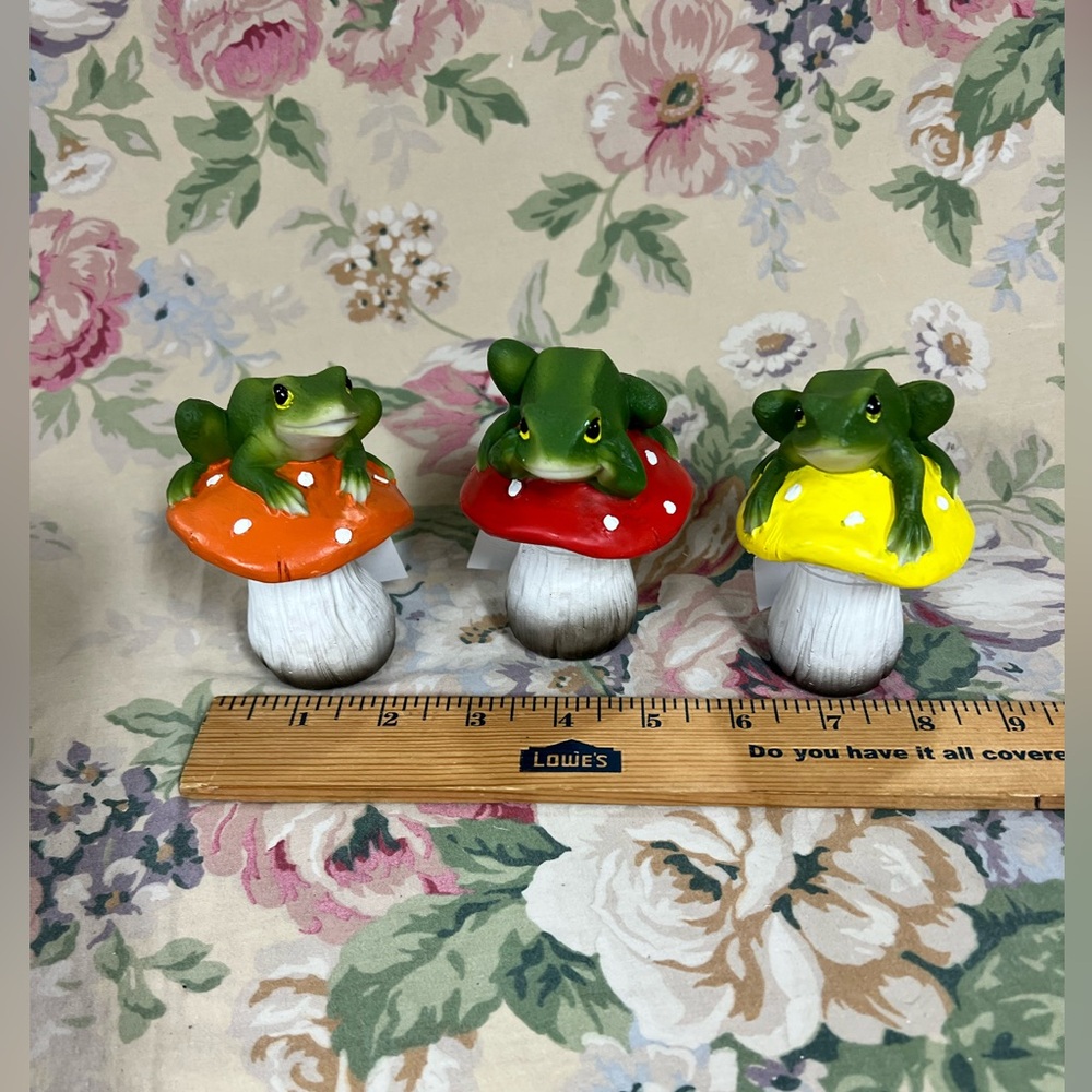 Colorful Frog Mushroom Figurines set - Picture 6 of 6